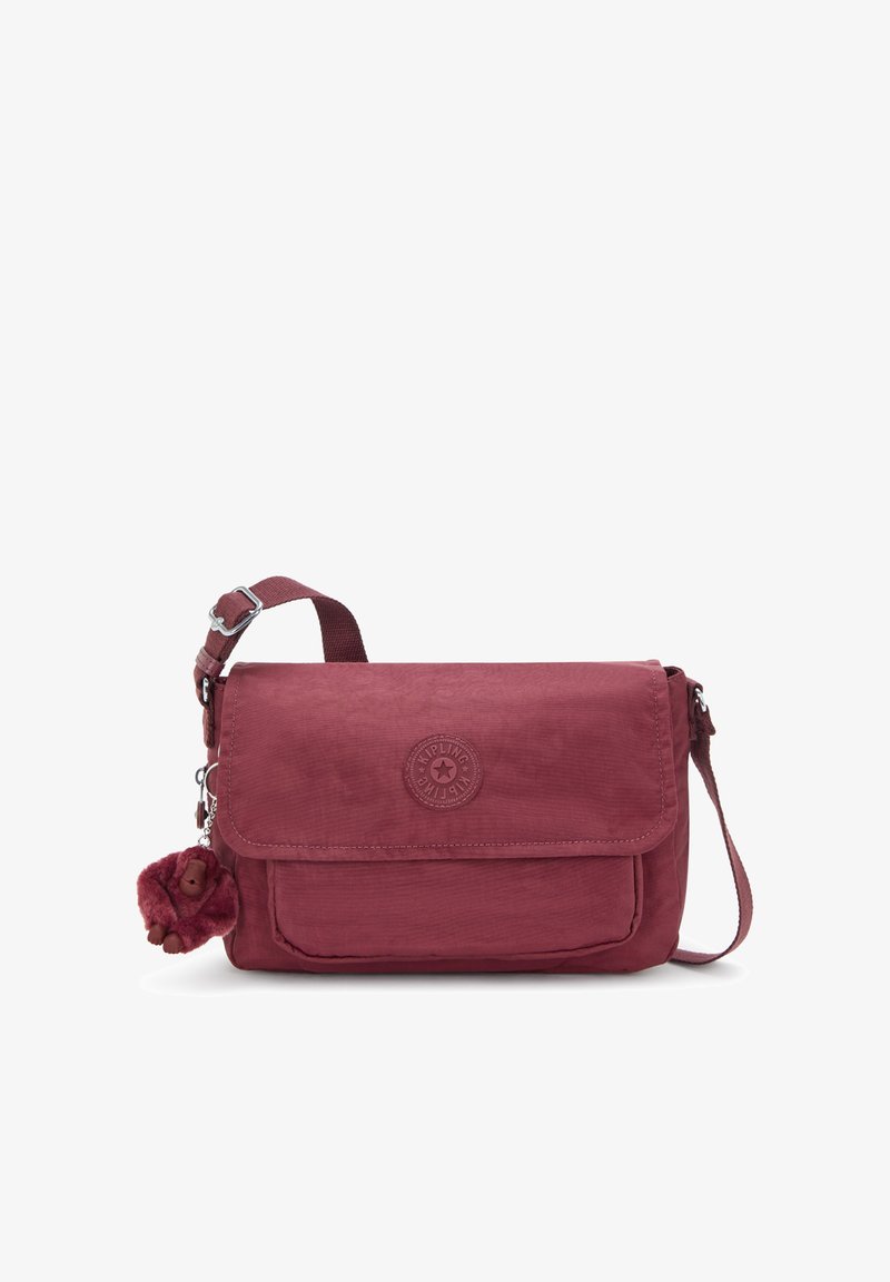 Borsa a tracolla rettangolare maroon con tracolla regolabile, pattina frontale e piccolo portachiavi a forma di scimmietta in peluche attaccato alla cerniera laterale.