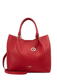 Sac à main en cuir texturé rouge avec deux poignées, bandoulière amovible et pendentif logo doré suspendu à une des poignées.