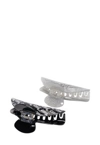 Două agrafe de păr: una transparentă cu sclipici și accente negre, cealaltă complet neagră cu text alb. Ambele sunt din plastic și au un design de tip claw pentru a prinde părul.