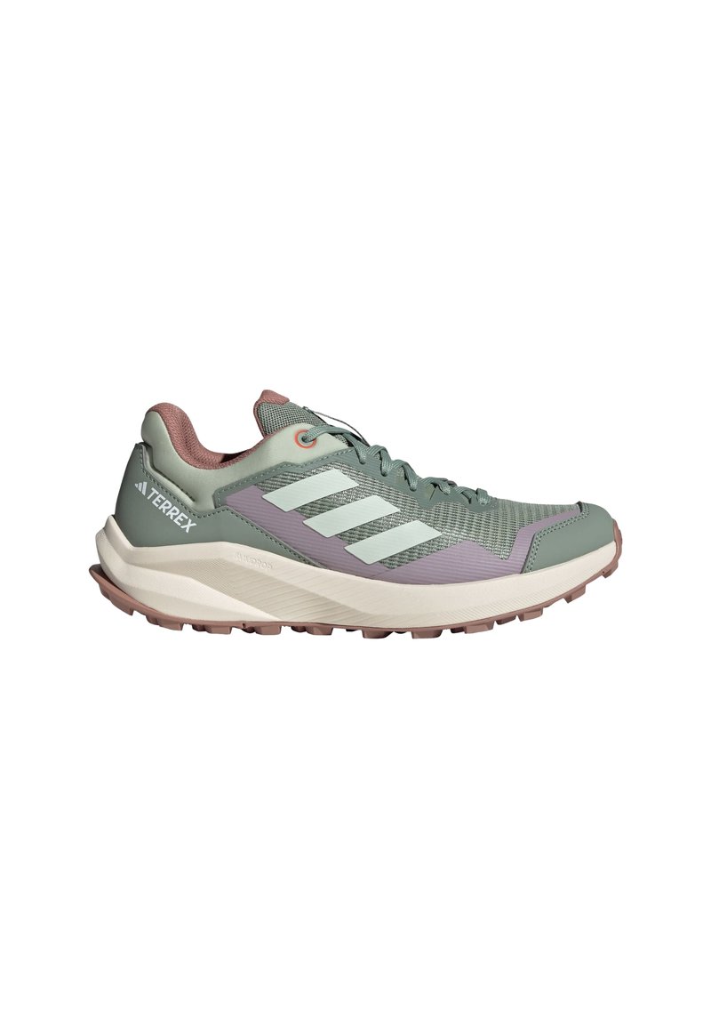 Baskets de sport vert clair avec dessus en mesh et synthétique, accents violets, trois bandes blanches et semelle texturée pour l'adhérence.