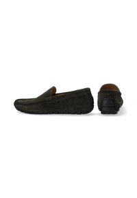 Ciemnozielone zamszowe buty typu slip-on z zaokrąglonym czubkiem, widocznymi detalami w szwie oraz teksturowanymi czarnymi gumowymi podeszwami. Pokazane są widoki z boku i z tyłu.