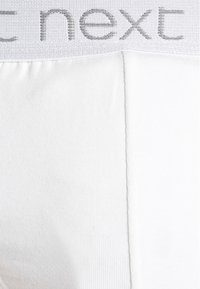 Weißer Baumwollunterwäsche mit einem weichen, elastischen Bund, der "next" in Grau gedruckt hat. Glatte Textur mit einer figurbetonten Passform.