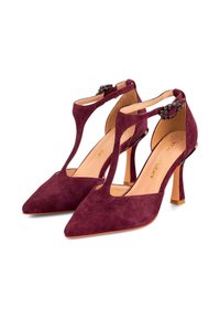 Burgundowe zamszowe buty na wysokim obcasie z ostro zakończonym noskiem, designem T-strap i dekoracyjnymi akcentami na boku.