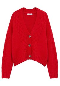 Cardigan tricoté rouge avec un col en V profond, un motif torsadé, trois boutons sur le devant, et des poignets et un ourlet côtelés. Longueur raccourcie.