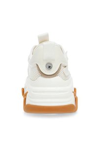 Sneaker bianco con tomaia in rete e sintetico, tallone imbottito, linguetta e suola in gomma marrone. Caratterizzato da un accento metallico sul retro.