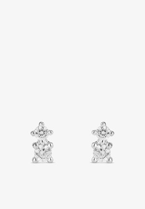 Silvriga stiftörhängen som har två staplade runda klara kristaller, var och en med en stiftinställning. Slät, polerad yta med reflekterande kvalitet.