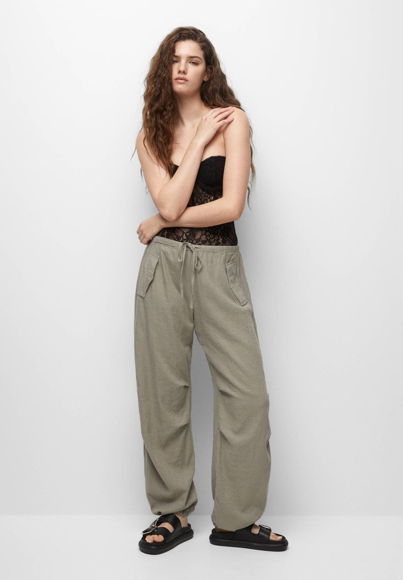 PULL&BEAR RUSTIC PARACHUTE Spodnie materiałowe stone/szary Zalando.pl