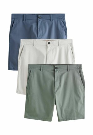 Drei Paar Herren-Chino-Shorts in Blau, Beige und Grün, jeweils mit Fronttaschen, Gürtelschlaufen und Knopfverschluss.
