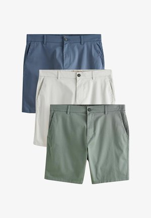 Három férfi chino rövidnadrágkészlet kék, bézs és zöld színekben, mindegyik elülső zsebekkel, övbújtatókkal és gombos rögzítéssel.