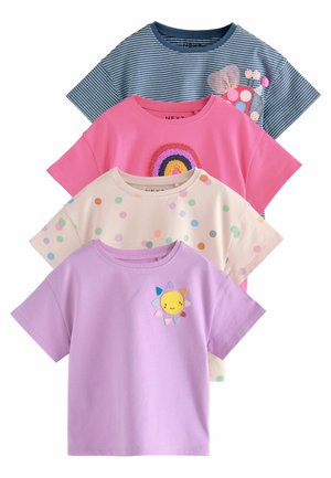 Quattro magliette a maniche corte per bambini: viola con toppa sole, crema con pois colorati, rosa con arcobaleno e blu a righe con toppa farfalla.