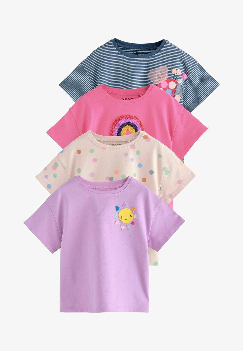 Quatre t-shirts enfants à manches courtes : violet avec un écusson soleil, crème à pois colorés, rose avec un arc-en-ciel et bleu rayé avec un écusson papillon.