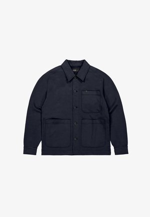Donkerblauwe button-up jack met kraag, lange mouwen, drie voorzakken en een klein metalen detail op de borstzak.