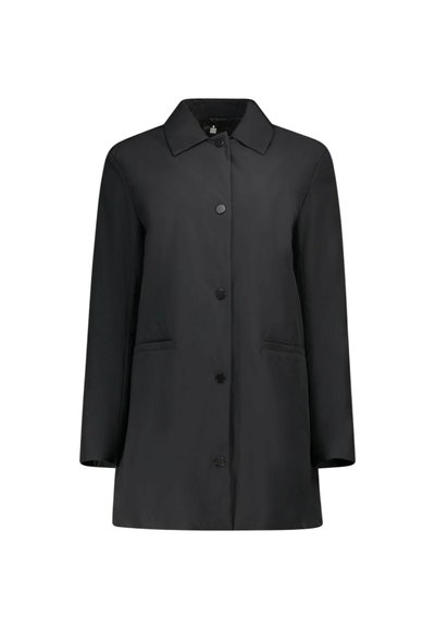 Cappotto impermeabile nero con colletto a punta, chiusura frontale con bottoni, due tasche laterali e una texture liscia. Design classico a taglio dritto.