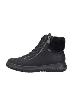 Baskets montantes noires avec un laçage à l'avant, fermeture éclair sur le côté, col en fausse fourrure, semelle en caoutchouc texturé et tige en cuir lisse.