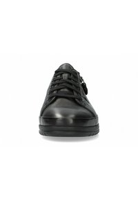 Baskets en cuir noir avec une forme arrondie, un design à lacets, une surface texturée et une fermeture éclair sur le côté pour un enfilage facile.