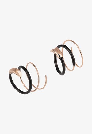 Doppelte Ringeohrringe mit einem glänzenden schwarzen Metallbasis und roségoldenen Akzenten, in einem eleganten, geschwungenen Design und minimalistischem Stil.