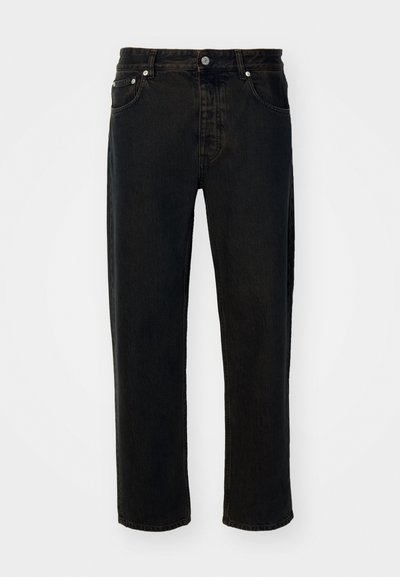 Mustadest denimist valmistatud sirged teksad, millel on viie tasku disain, metallnupp ja kontrastsed õmblused. Tekstuuriga kangas, millel on kerge pleekimine.