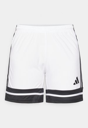 Bílé sportovní šortky s černými akcenty, které mají pružný pas a kontrastní černé pruhy podél spodního okraje a po stranách.