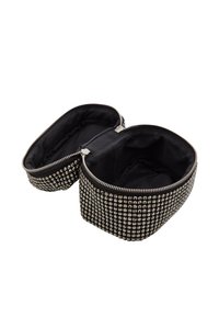 Pochette nera con zip, decorata con strass, interno in tessuto morbido, forma rotonda e due scomparti per la conservazione.