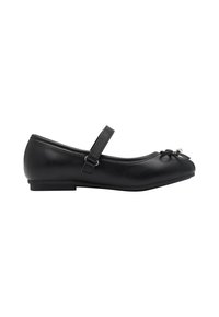 Zapato plano negro tipo Mary Jane con punta redondeada, cinta sencilla en el empeine y un pequeño lazo con detalle metálico en la parte delantera.