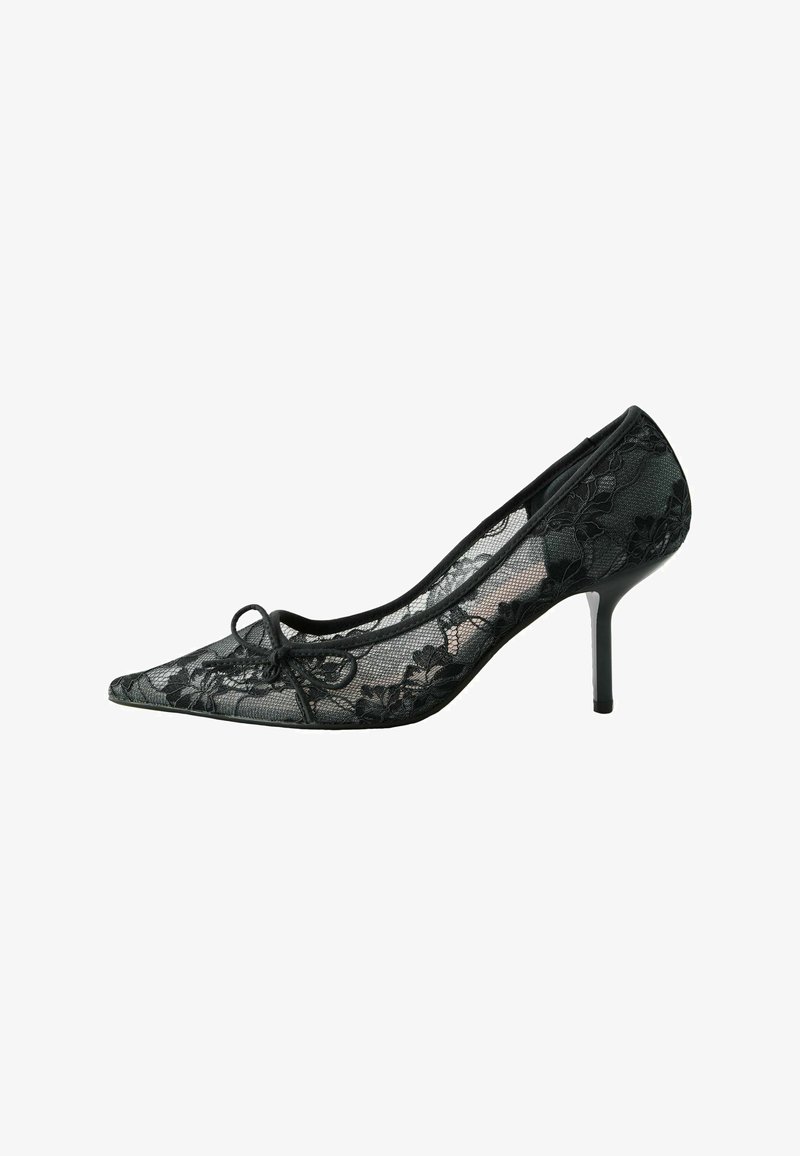 Escarpin à talon haut en dentelle noire à bout pointu avec motif floral, côtés en résille et un petit nœud sur le dessus.
