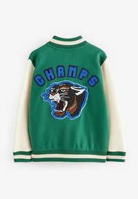 Grön varsityjacka med vita ärmar, med en stor broderad panterlogotyp och texten "CHAMPS" i blått på baksidan. Randig krage.