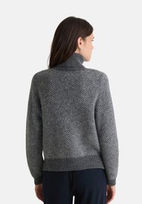 Maglione grigio con motivo a spina di pesce e collo alto, realizzato in maglia testurizzata. Polsini e orlo a coste, vestibilità rilassata.