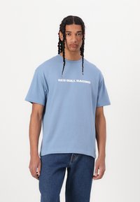 Red Bull Racing x Pepe Jeans GLOBE GRAPHIC TEE - Apdrukāts T-krekls - soho blue