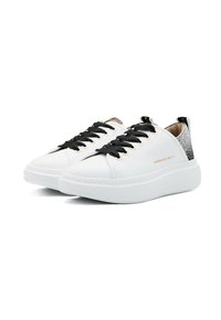 Sneakers bianchi con un accento nero testurizzato sul tallone, lacci neri e suola in gomma. Presentano un logo discreto di lato.