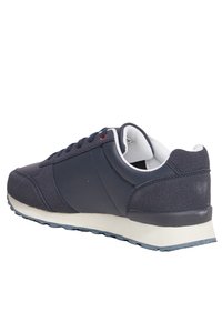 Zapatilla deportiva en color marino con un upper texturizado, forro blanco en contraste y una suela acolchada. Cuenta con cordones, acabado suave y acentos mínimos.