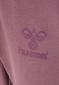Lilla bomulds sweatshirt med et tekstureret logo og brandnavn i en matchende lilla nuance, der fremhæver en blød, glat stoffinish.