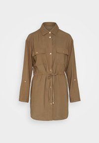 Khaki košilové šaty s knoflíky, dvěma kapsami na hrudi, dlouhými rukávy a staženým pasem. Obsahuje knoflíky ve zlatém tónu a hladkou texturu látky.