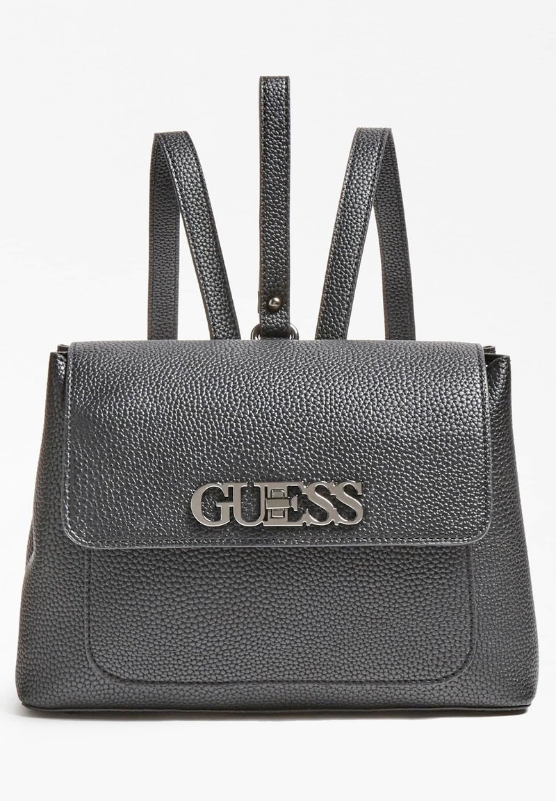 Sac à dos Guess noir en cuir texturé avec fermeture à rabat, logo Guess argenté à l’avant et deux bretelles d’épaule visibles.
