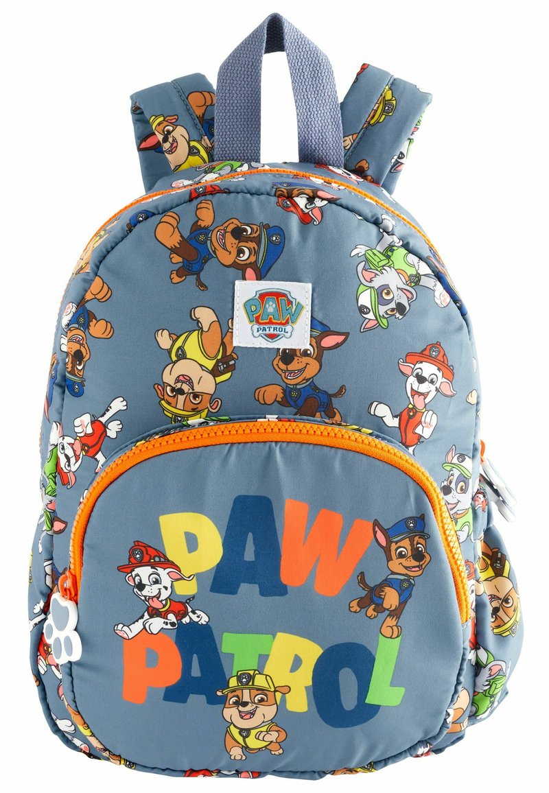 Paw Patrol rygsæk i blåt stof, med farverige karaktertryk, orange lynlåse og polstrede skulderstropper. Kompakt design.