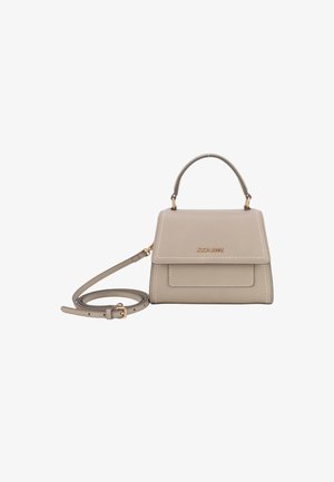 Bolso de mano de cuero beige con una forma estructurada, asa superior, correa de hombro ajustable y suturas blancas sutiles. Tapeta frontal con detalle de bolsillo.