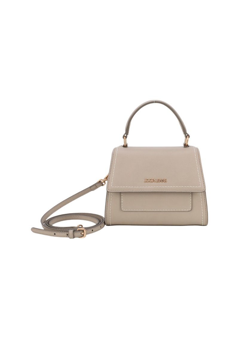 Sac à main en cuir beige avec une forme structurée, une poignée supérieure, une bandoulière réglable et des coutures blanches discrètes. Rabat avant avec un détail de poche.