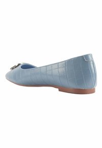 Helleblaue, gefälschte Krokodilleder-Ballerinas mit einer runden Zehe, niedrigem Profil und dekorativem metallic Akzent an der Vorderseite. Glatte Textur.