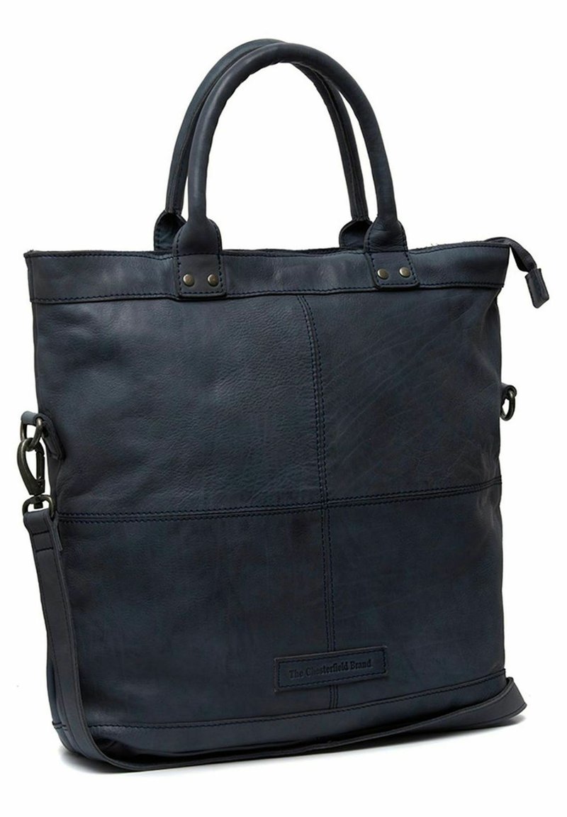 Borsa tote in pelle di un blu navy scuro. Presenta due manici superiori, una tracolla regolabile e cuciture a vista. Toppa con logo alla base. Design strutturato.