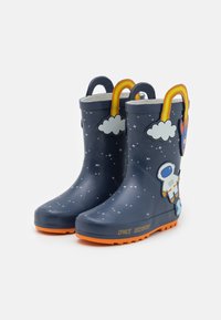 Zili gumijas lietus zābaki tumši zilā krāsā ar zvaigžņu rakstiem, oranžām zālēm un kosmosa tematikas dekorācijām, tostarp astronautu un varavīksni.