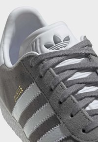 adidas Originals GAZELLE - Baskets basses - grey