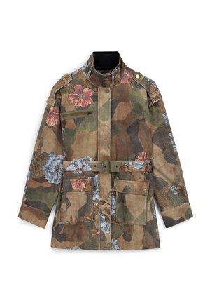Camouflagejas met bloemenpatronen in bruin, groen en blauw. Voorzien van een hoge kraag, riem en meerdere zakken met messing accenten.