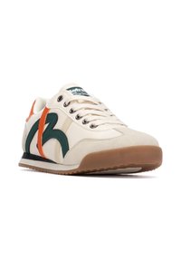 Zapatillas con parte superior de lona beige, acentos en verde y naranja, puntera redonda, cordones blancos y suela de goma texturizada. Logo de la marca en la lengüeta.