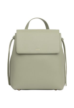 Zaino in pelle verde chiaro con manico superiore, chiusura a patta, nappine laterali e piccole borchie dorate alla base, marchiato "MIRIADE" sulla patta.