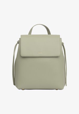 Zaino in pelle verde chiaro con manico superiore, chiusura a patta, nappine laterali e piccole borchie dorate alla base, marchiato "MIRIADE" sulla patta.