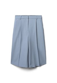 Pantaloni shorts azzurri su misura con gambe ampie, pieghe frontali e tasche laterali discrete. Tessuto liscio e cintura strutturata.