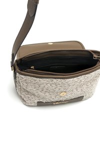 Borsa a tracolla in pelle marrone con un frontale in tessuto beige testurizzato, dettagli in hardware dorato e una tasca interna con zip. Interno foderato di nero.
