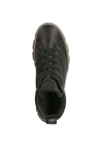 Sneaker alta nera in pelle con lacci, superficie texturizzata e suola in gomma neutra. L'interno presenta imbottitura. Design semplice.