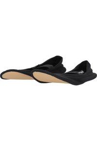 Svarta ballerinas med mjukt tygöverdrag, gummisula och flexibel design. Har rundad tå och minimal sömnadsdetalj.