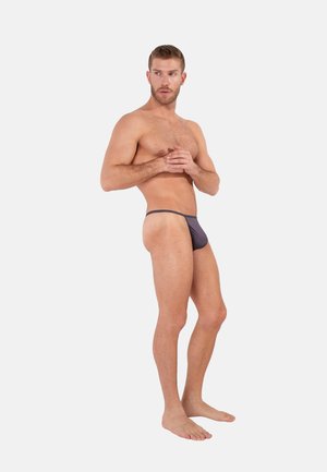 Šedé plavkové slipy z hladké látky, s nízkým střihem a minimálním krytím, s tenkými bočními pásky a bez viditelného loga.