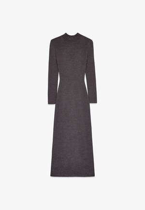 Dlhé, tmavošedé pletené šaty s vysokým výstrihom a dlhými rukávmi, s priliehavým korzetom, ktorý sa jemne rozširuje smerom k spodnému lemu.